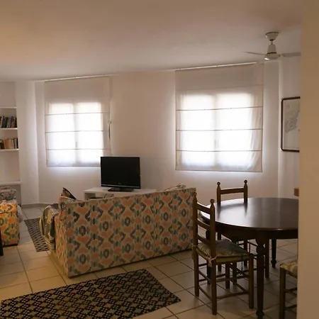2 Bed. Gf In Center Of W Shared Pool Parking H62 *